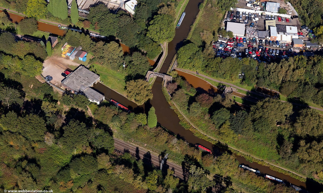 Macclesfield_Canal_overpass_od05782.jpg
