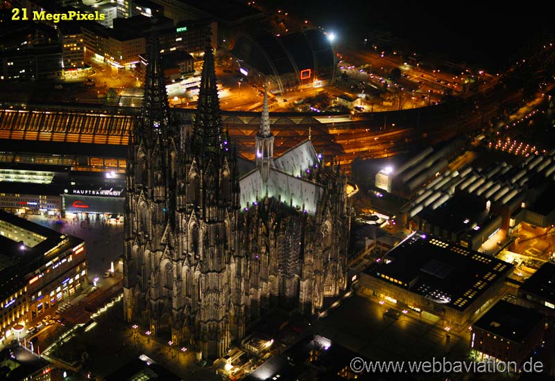 Nacht Luftbild vom
                Kölner Dom